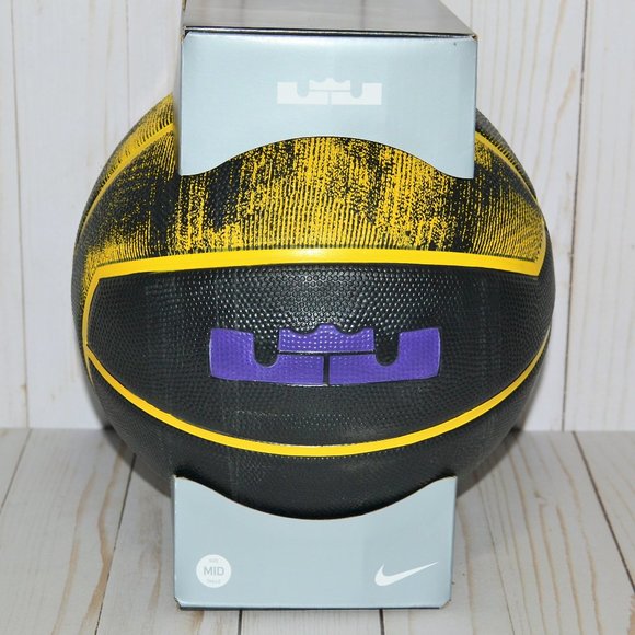 Nike Lebron Playground 4P MID SIZE - Picture 1 of 2